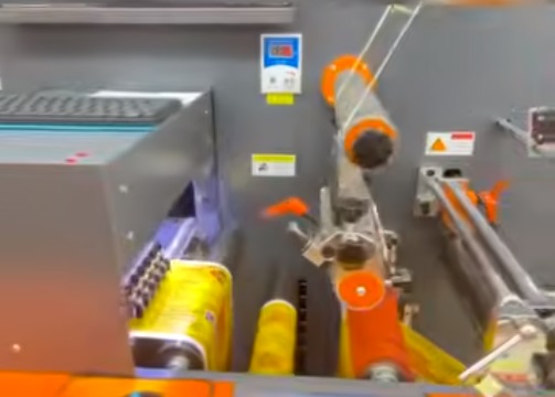 Xinsen Packaging draait op volle capaciteit om op maat gemaakte zelfklevende etikettenbestellingen uit te voeren