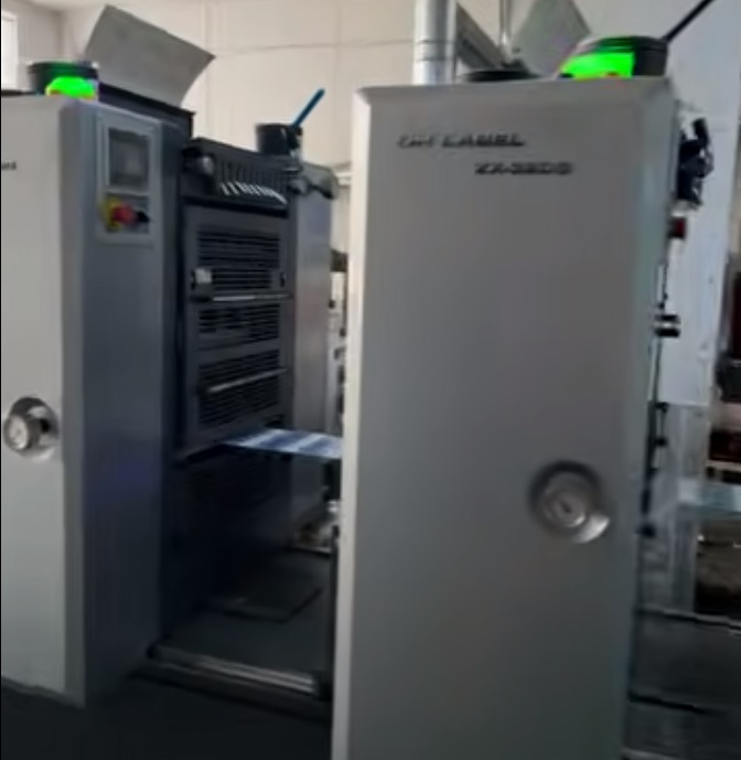 Xinsen Packaging bevordert de gestandaardiseerde productie van zelfklevende PS-plaatlabels, waardoor upgrades van merkverpakkingen mogelijk worden gemaakt door middel van gestroomlijnde productie